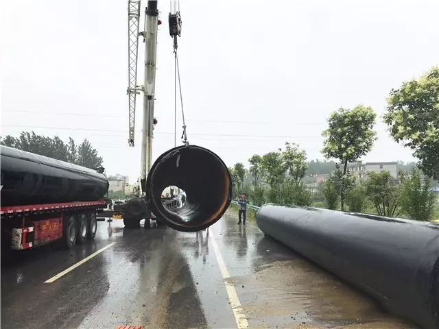 承接的该小区集中供暖项目的第一批聚氨酯保温管管材，于3月25号顺利到达项目现场